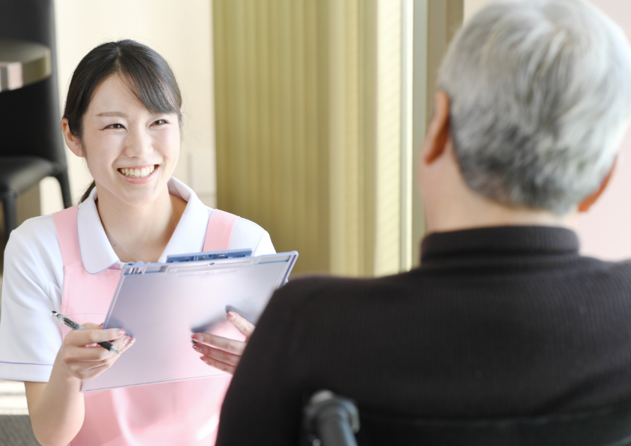 利用者様とお話をするケアマネージャー