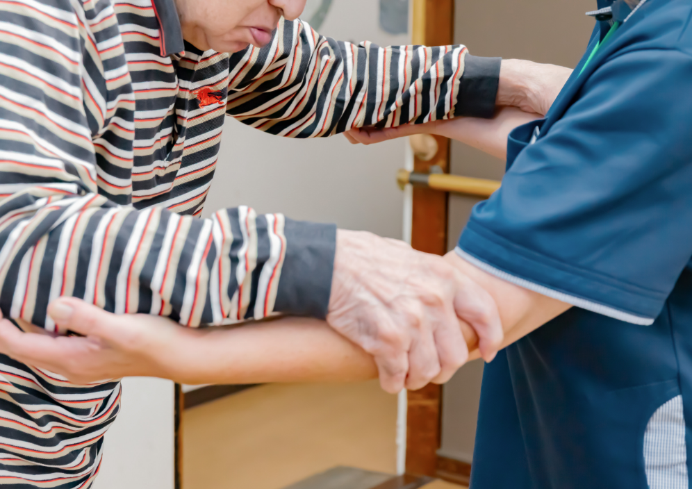 手をひいて介護をする様子