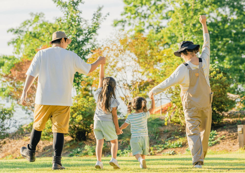 手をつないで歩く家族