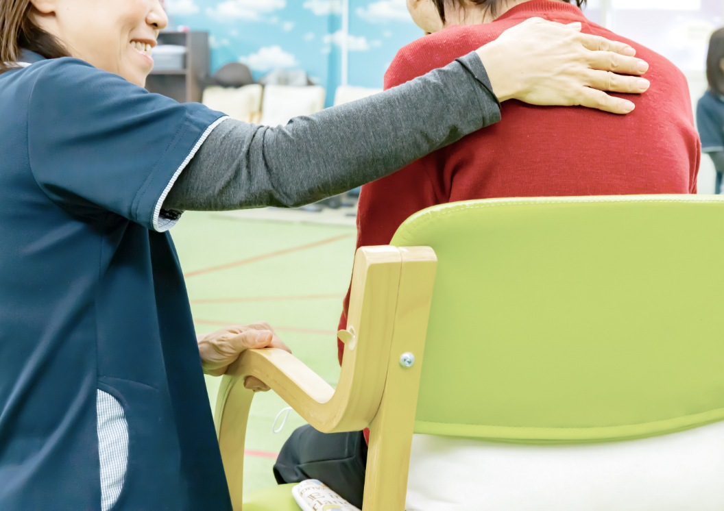 利用者様とお話をする介護士