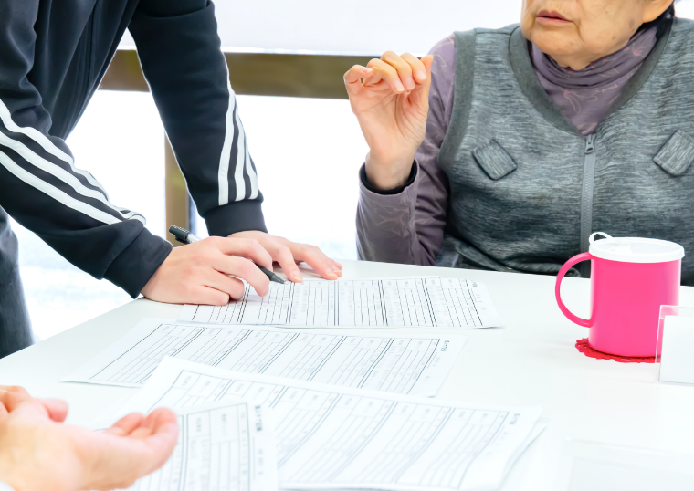 利用者様とお話をする介護士