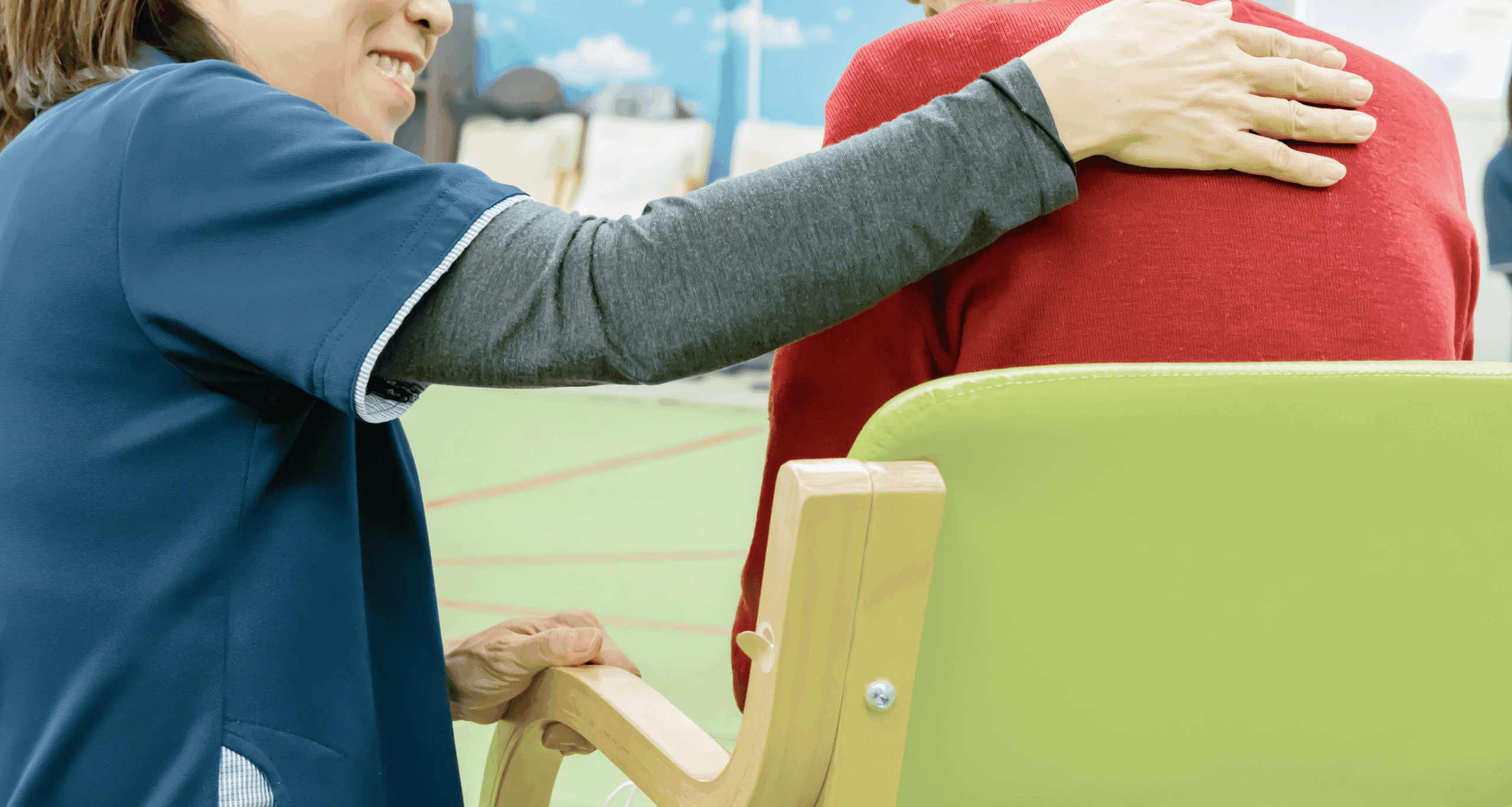 利用者様とお話をする介護士