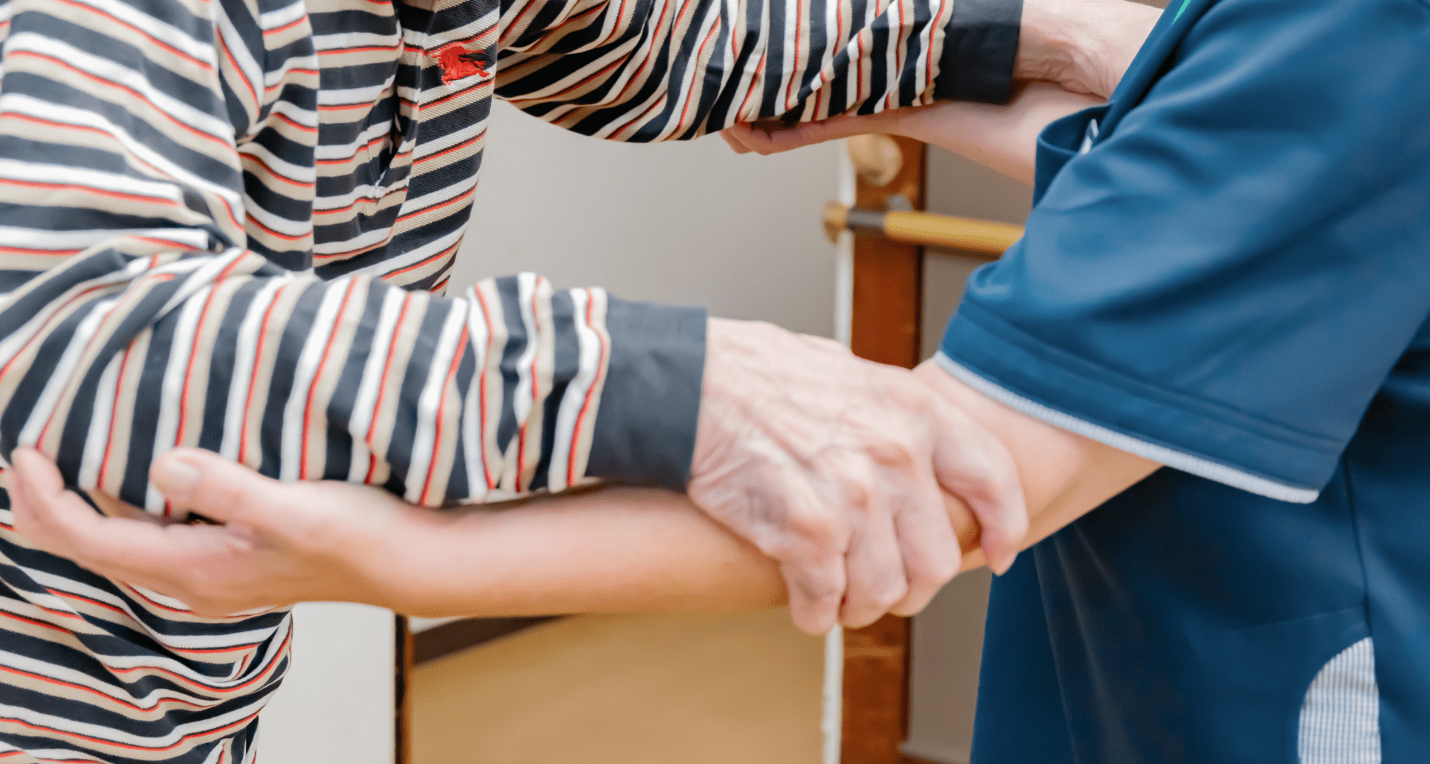 手をひいて介護をする様子