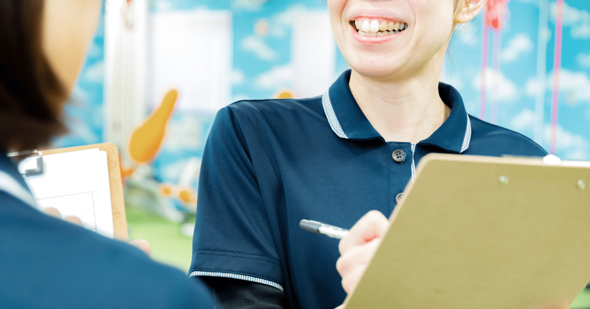 笑顔で話すスタッフたち