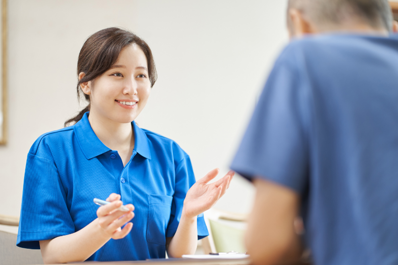 利用者様とお話をする介護士