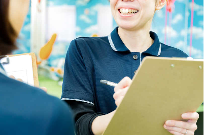 笑顔で話すスタッフたち