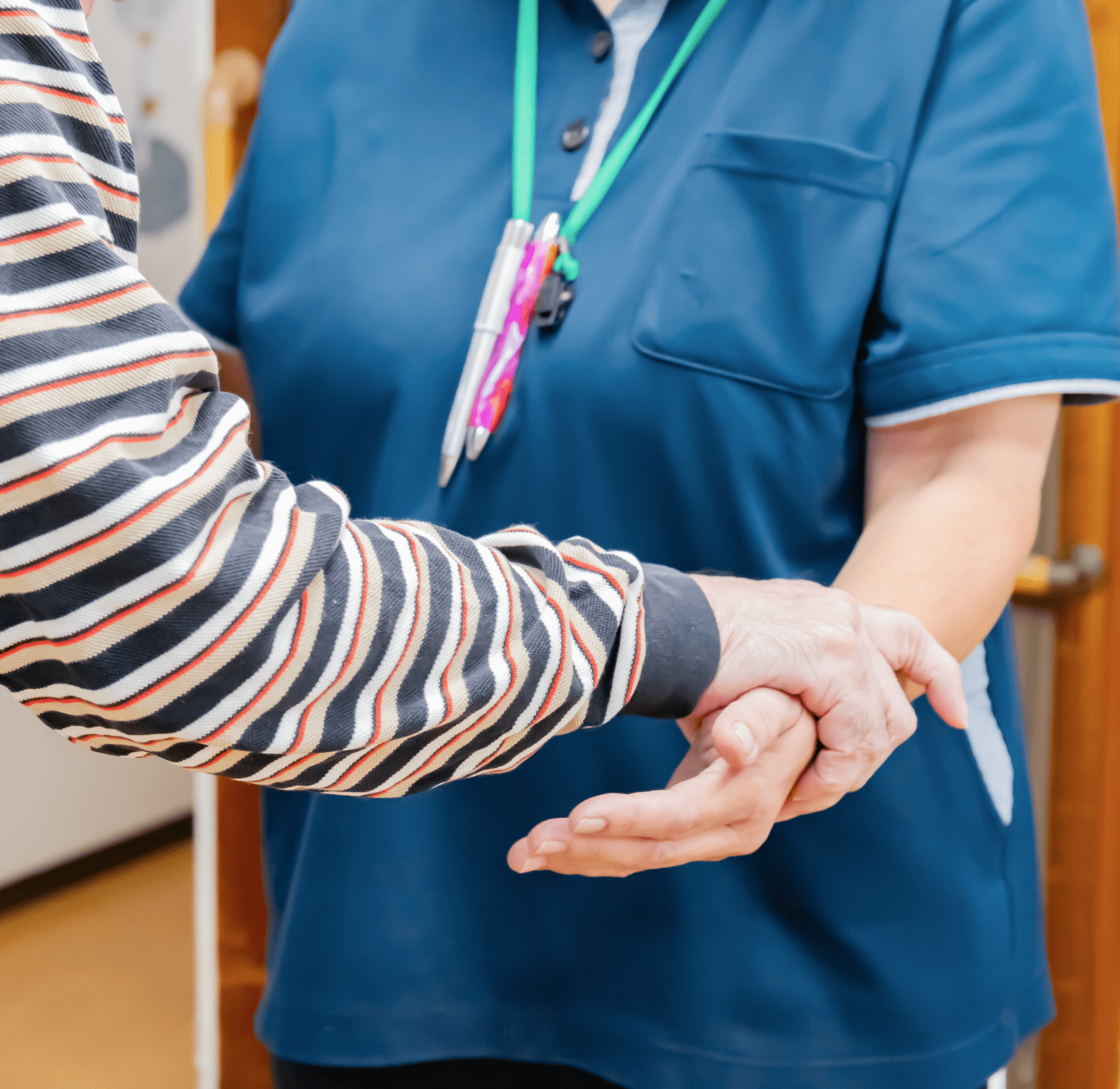 手をひいて介護をする様子