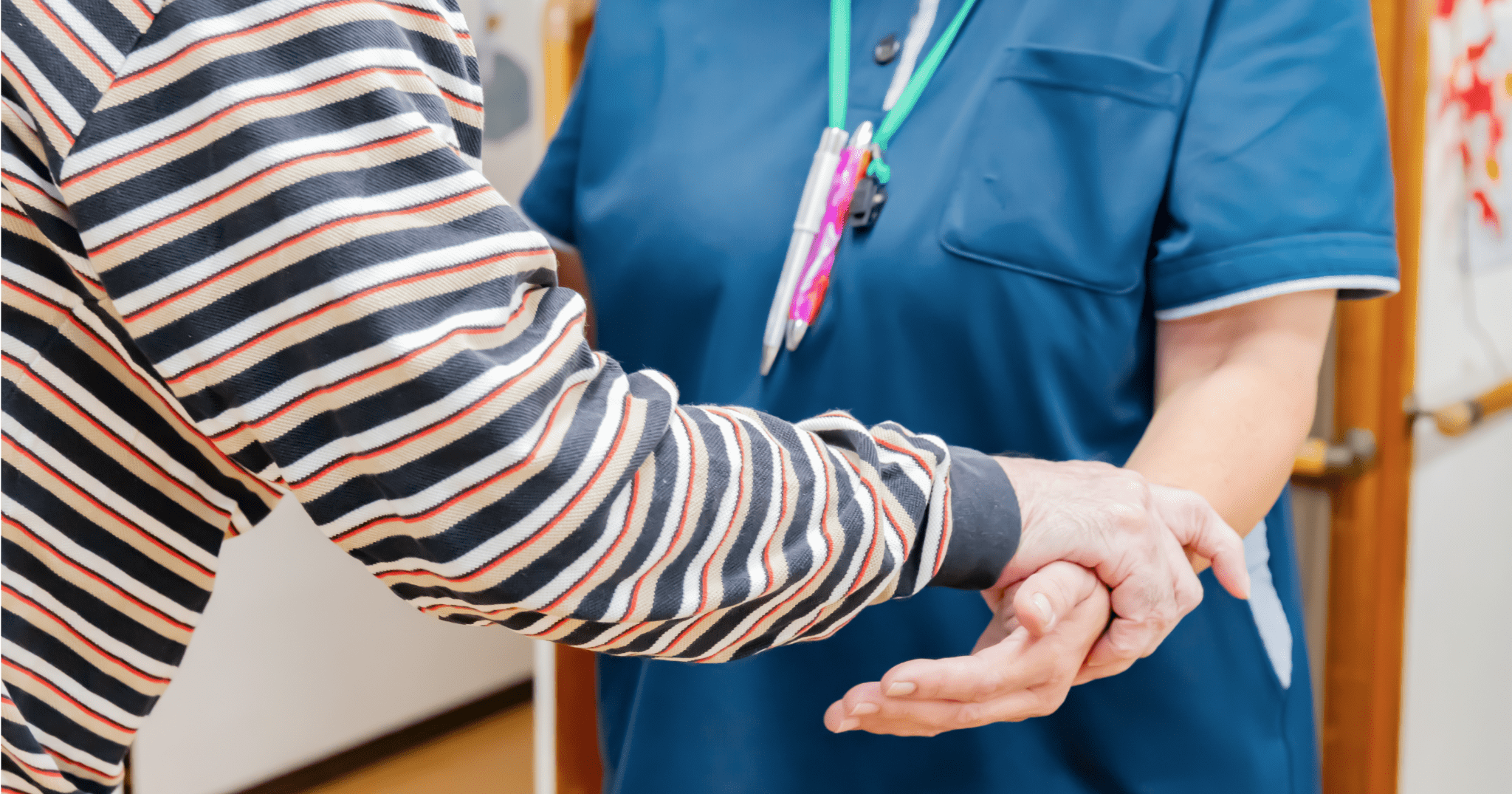 手をひいて介護をする様子